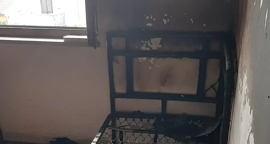 A fuoco la camera da letto, 80enne salvata dai vigili del fuoco