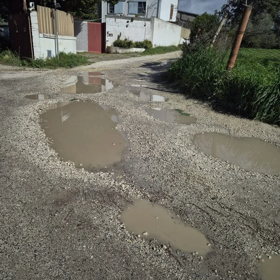 Solchi e crateri al centro della strada: via della Madonnella è impercorribile