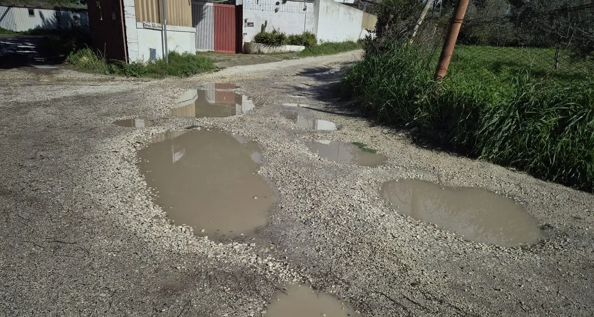 Solchi e crateri al centro della strada: via della Madonnella è impercorribile