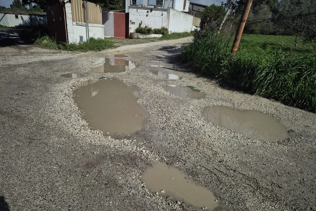 Solchi e crateri al centro della strada: via della Madonnella è impercorribile