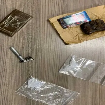 Tenta di disfarsi di crack e hashish, arrestato 29enne