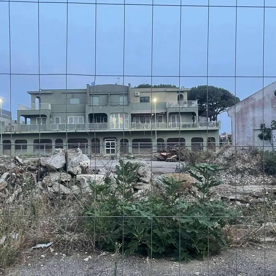 Il cantiere a rilento, a Campo di Mare solo degrado e polemiche in piazza Prima Rosa