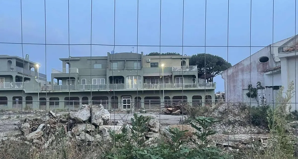 Il cantiere a rilento, a Campo di Mare solo degrado e polemiche in piazza Prima Rosa