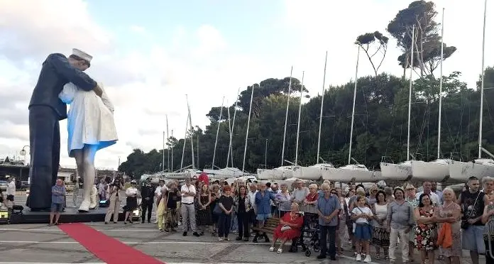 Fiorelli: «Statua del bacio a Santa Marinella, i nomi dei benefattori rimangono avvolti nel mistero»