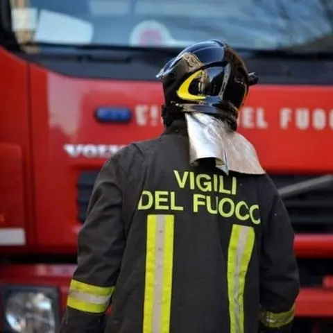 Auto in fiamme vicino all’istituto Cardarelli di Tarquinia: intervento dei vigili del fuoco