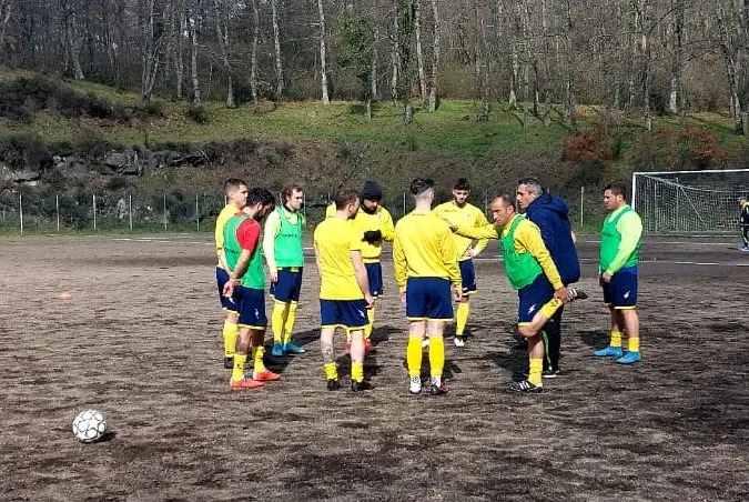 I giocatori dell\\'Atletico Monte Romano durante il riscaldamento