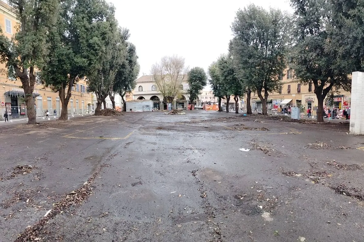 Mercato, scatta anche la raccolta firme