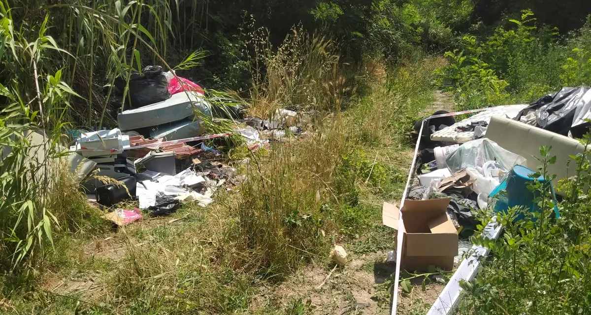 Rifiuti abbandonati, è caccia agli incivili