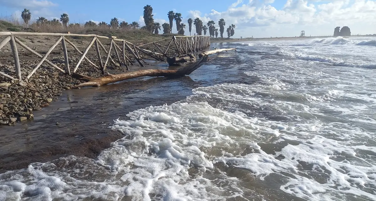 Palude accerchiata, l’erosione fa danni