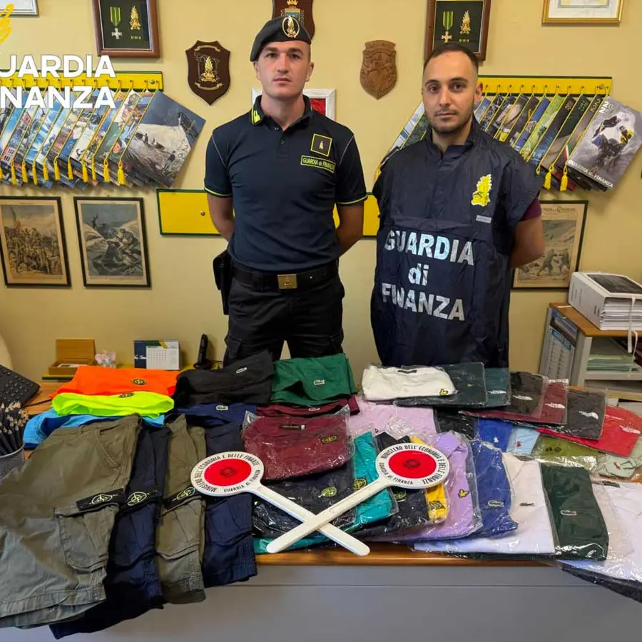 Controlli della Finanza sul litorale: sequestrati 400 capi contraffatti