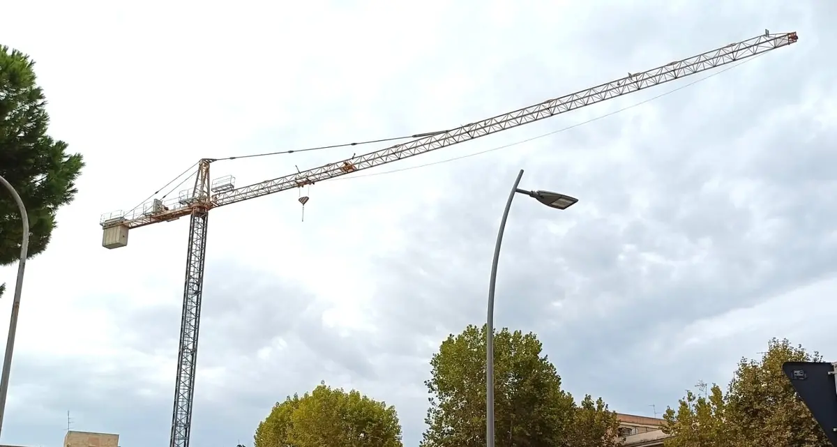 Via XVI Settembre, montata la gru: cantiere Ater nei tempi