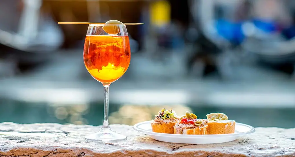 A Tarquinia si fa festa tra musica, aperitivo e negozi aperti
