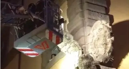 Viterbo: si stacca uno stemma da Palazzo Brugiotti