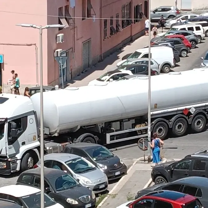Autocisterna in manovra per il rifornimento: disagi alla viabilità