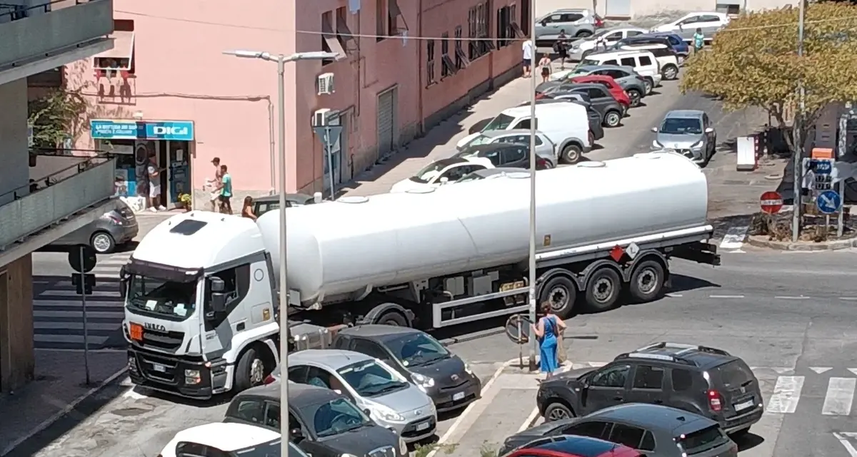 Autocisterna in manovra per il rifornimento: disagi alla viabilità