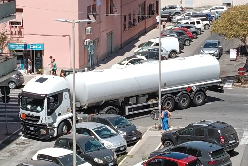 Autocisterna in manovra per il rifornimento: disagi alla viabilità