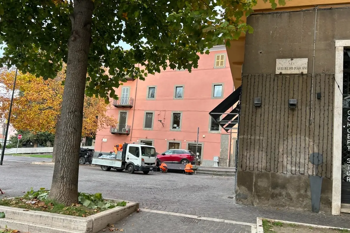 Liti e aggressioni al Sacrario, via le panchine