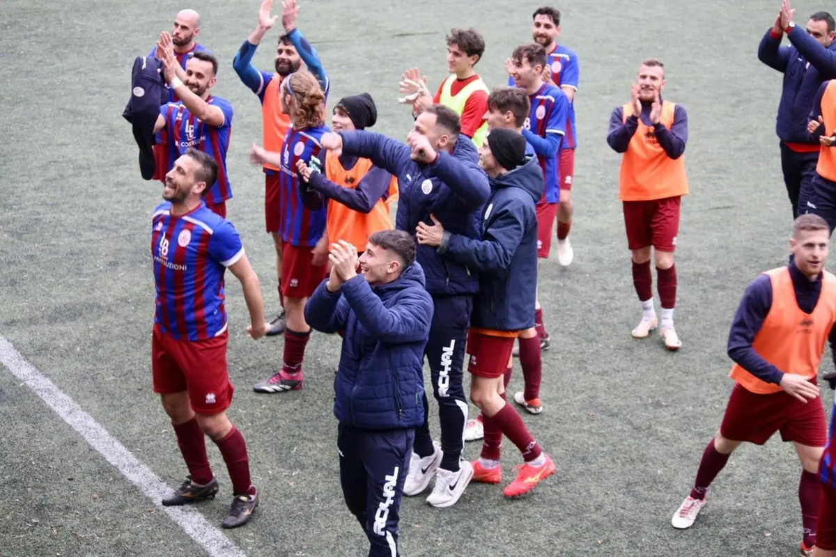 I giocatori del Tarquinia Calcio salutano i loro tifosi dopo l\\'impresa con il Parioli