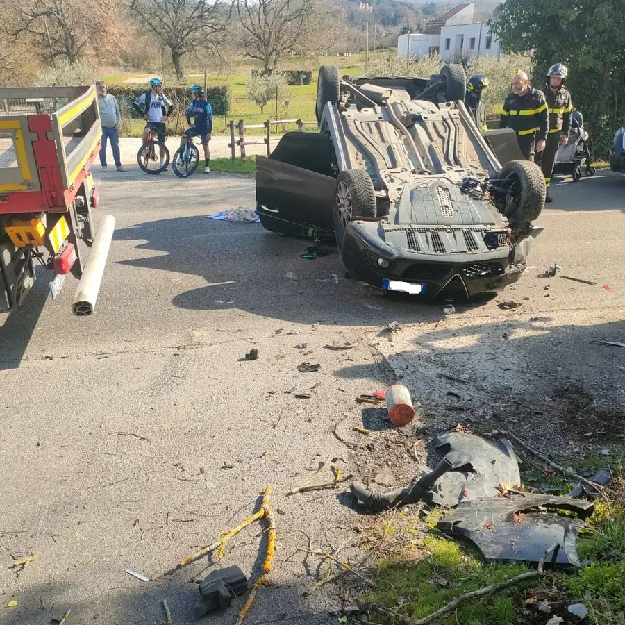 Viterbo: auto perde il controllo, tre feriti tra cui una bambina
