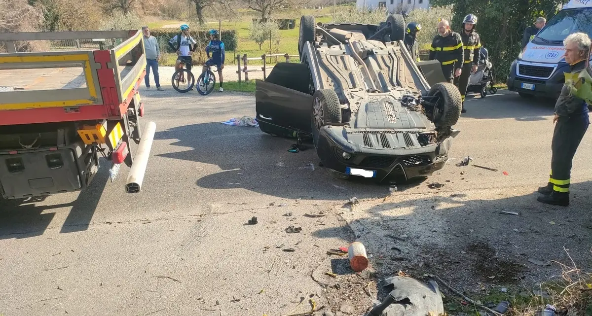 Viterbo: auto perde il controllo, tre feriti tra cui una bambina
