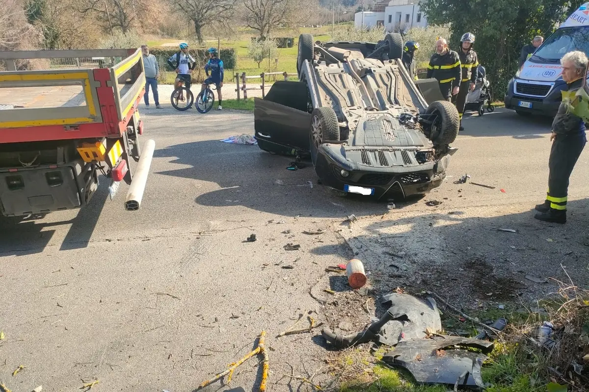 Viterbo: auto perde il controllo, tre feriti tra cui una bambina
