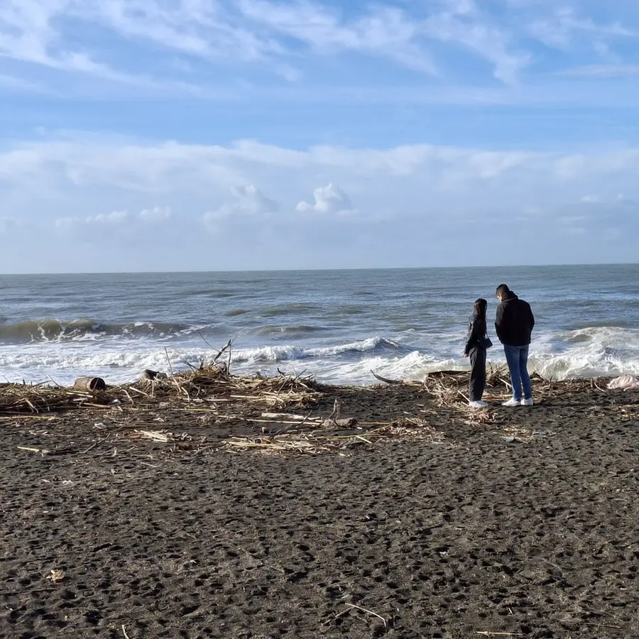 Sulle spiagge un “tappeto” di rifiuti