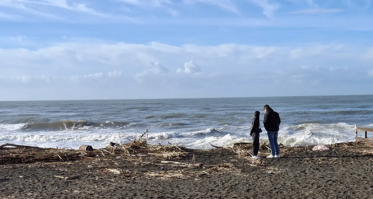 Sulle spiagge un “tappeto” di rifiuti