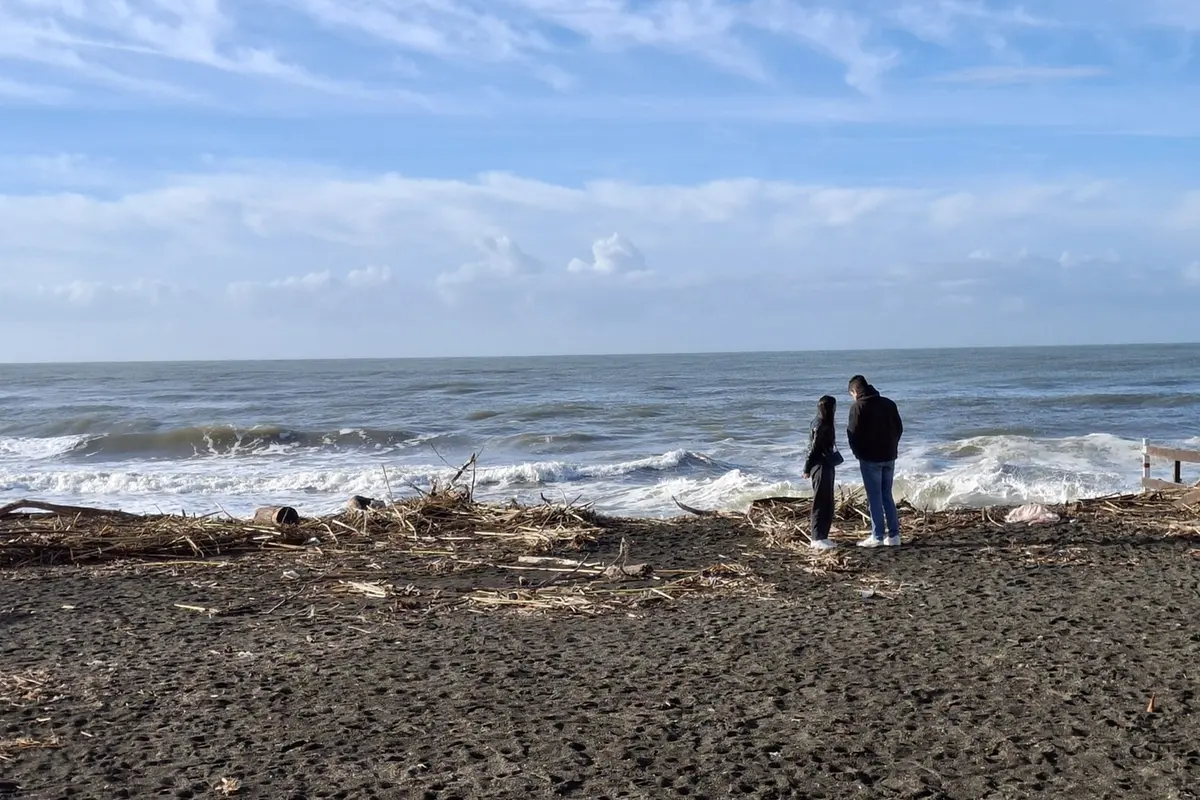 Sulle spiagge un “tappeto” di rifiuti
