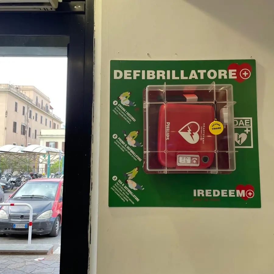 La Goccia dona un nuovo defibrillatore alla stazione ferroviaria
