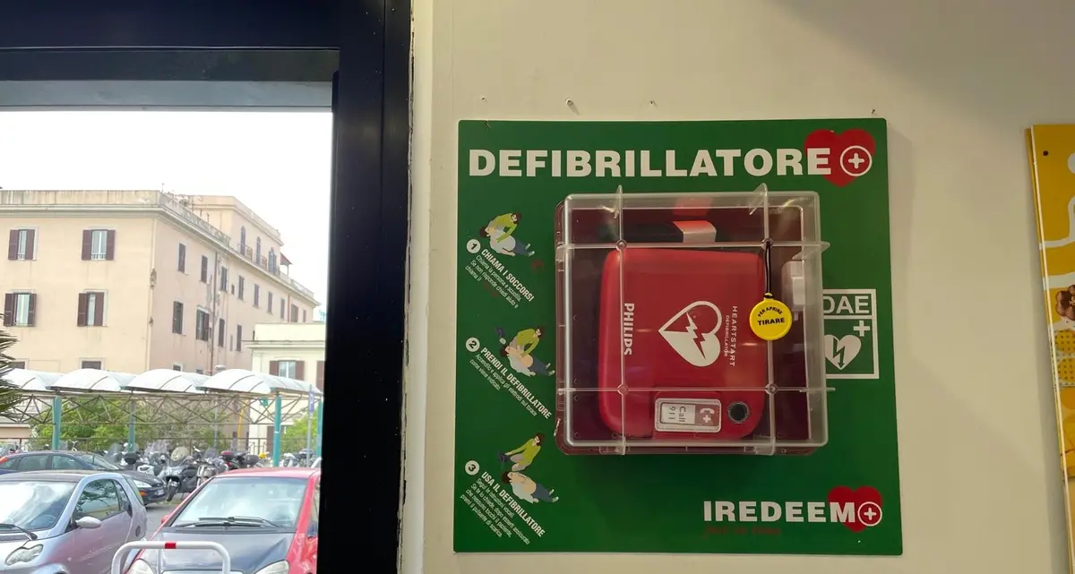 La Goccia dona un nuovo defibrillatore alla stazione ferroviaria