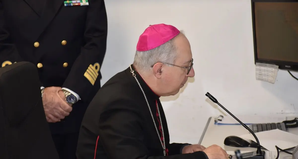 Il vescovo Ruzza benedice la comunità portuale