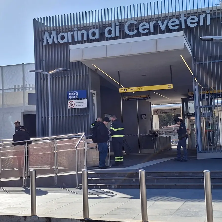 Travolto e ucciso sui binari sotto gli occhi dei pendolari