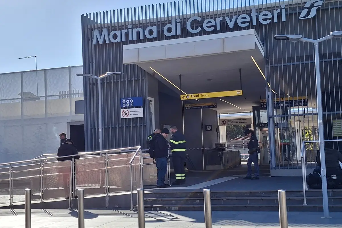 Travolto e ucciso sui binari sotto gli occhi dei pendolari