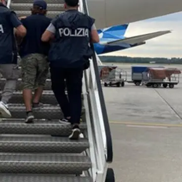 Deve scontare 3 anni di carcere per maltrattamenti, rimpatriato