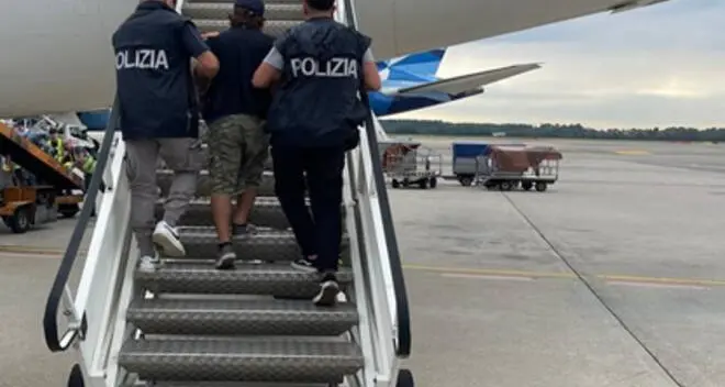 Deve scontare 3 anni di carcere per maltrattamenti, rimpatriato