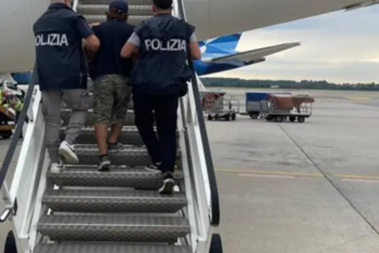 Deve scontare 3 anni di carcere per maltrattamenti, rimpatriato