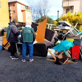 “Sgomberano” casa e lasciano tutto in strada: indaga la municipale
