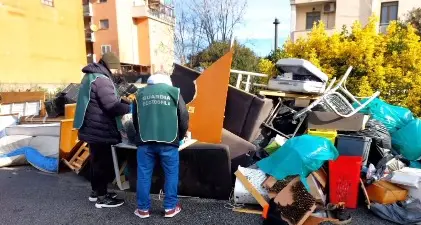 “Sgomberano” casa e lasciano tutto in strada: indaga la municipale