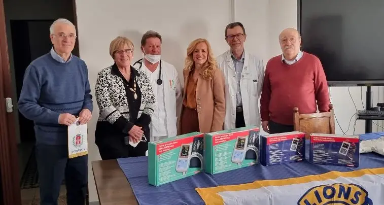Il Lions Club di Tarquinia dona all’ospedale due holter cardiaci e due holter pressori