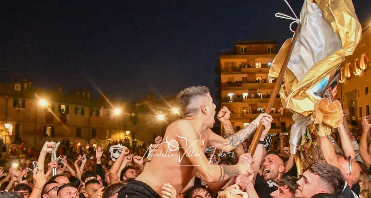 Palio delle Contrade: trionfa il Burò, notte di festa e fuochi