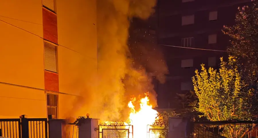 Fiamme nel cortile di una villetta