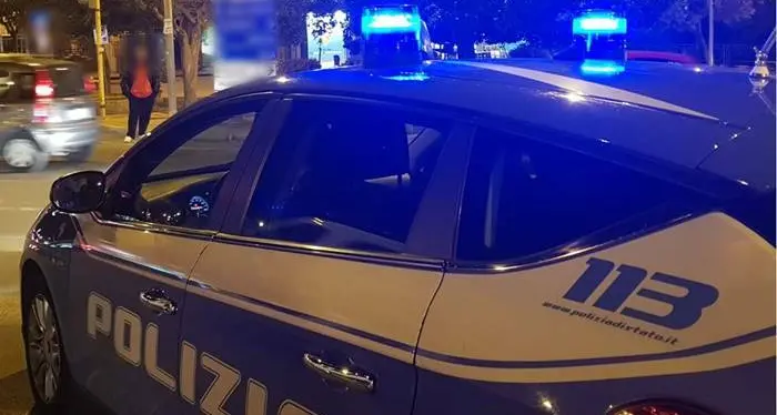 Tensione a piazza Calamatta: fermato un giovane, poi la furia negli uffici del commissariato