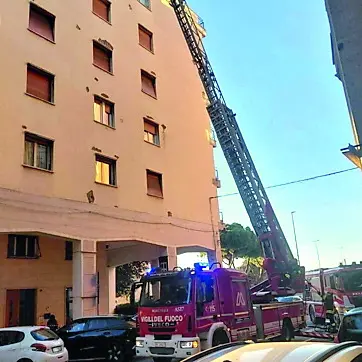Canna fumaria in fiamme, paura a corso Marconi