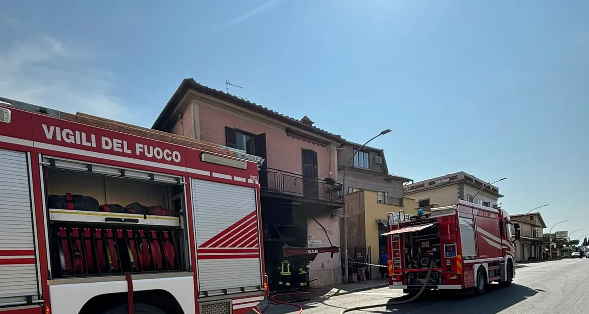 Paura a via Tarquinia: le fiamme si sprigionano all’interno di un bar