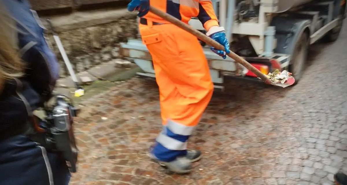 Viterbo: rifiuti abbandonati in via Saffi, scattano le multe