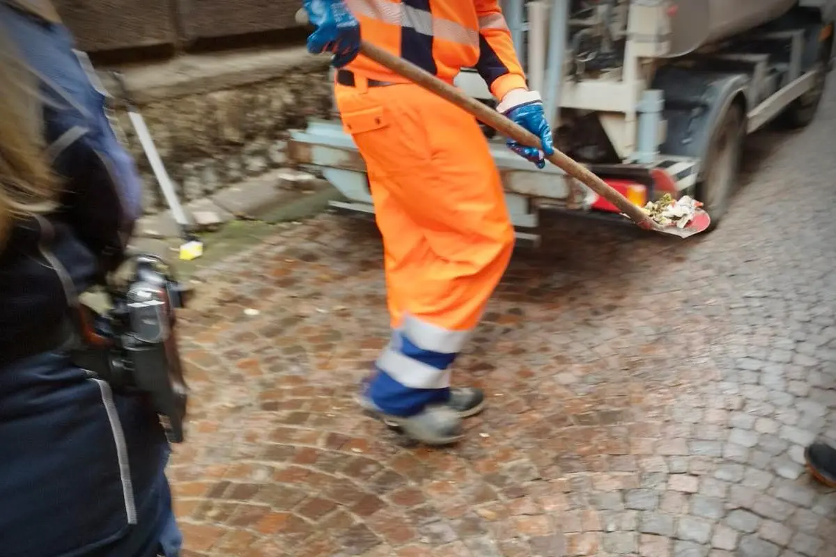 Viterbo: rifiuti abbandonati in via Saffi, scattano le multe