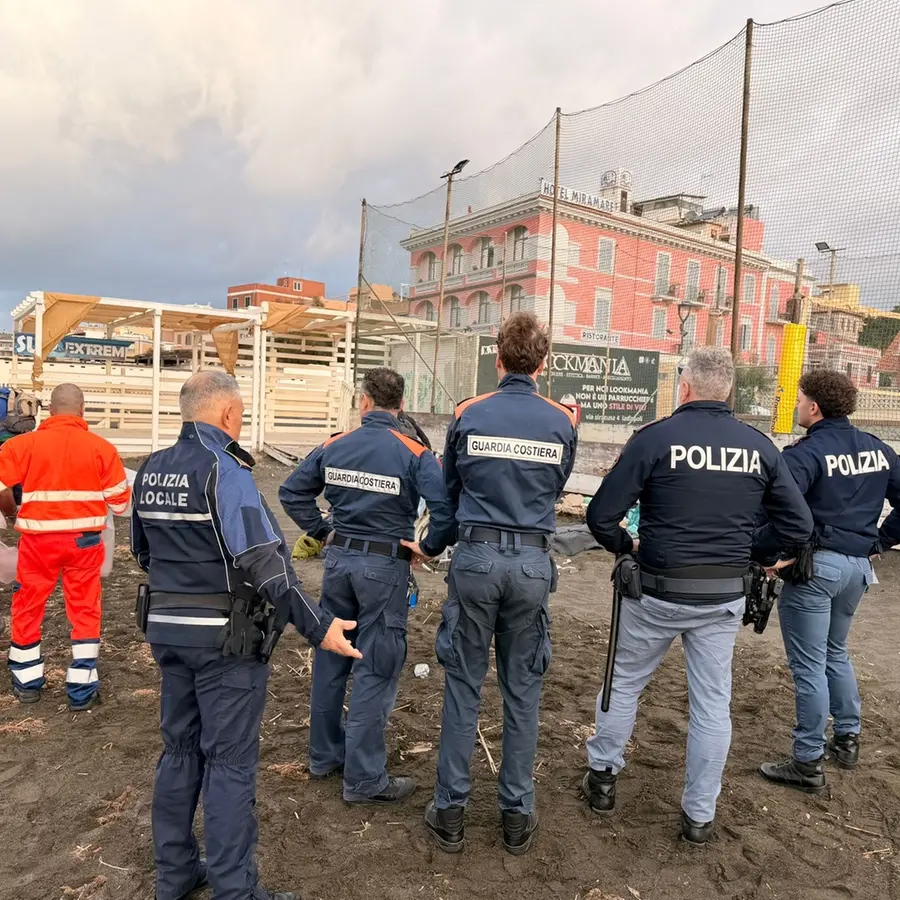 Tende, rifiuti e schiamazzi notturni: blitz interforze all’alba