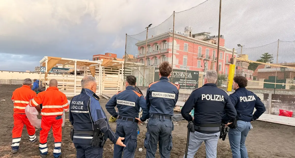 Tende, rifiuti e schiamazzi notturni: blitz interforze all’alba