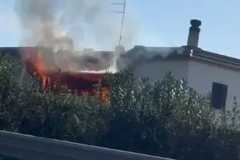 Incendio in appartamento: le fiamme partite dalla veranda