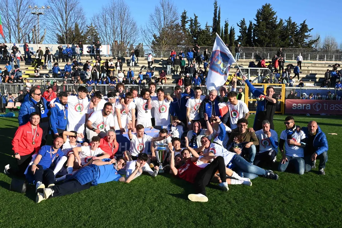 La squadra neroazzurra in trionfo - Foto Perticara